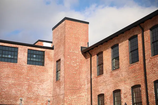 Şehirdeki eski tuğla bina.