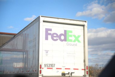 Yolun kenarından büyük bir kamyon görüldü.