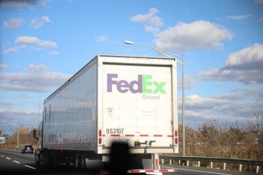 Yolun kenarında giden bir kamyon.