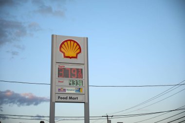 Akşamları petrol istasyonu