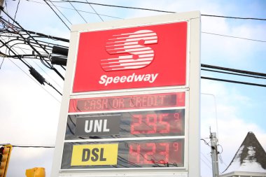 New York City, ABD - 15 Nisan, 20 Nisan New Jersey 'deki New York benzin istasyonu