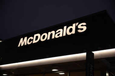 McDonald logosu geceleyin