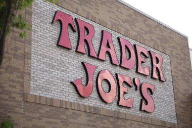 Bir binanın ön cephesinde 