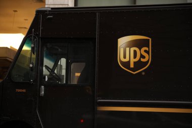 Sokaktaki Amazon dağıtım servisi logosu