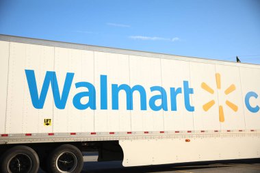 Mavi gökyüzünün arka planında Amazon kamyonu.