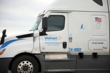 New York, ABD - Mart 08, 20 018: Karayolundaki kamyon logosu.