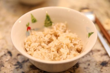 ahşap masa üzerinde beyaz kase pirinç