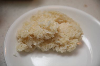 Beyaz bir tabakta pirinç fotoğrafı.