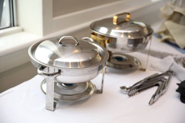 Mutfak aletleri ve metal çaydanlığın dikey görüntüsü.