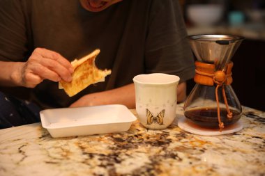 Mutfağa gitmek için kahve yapan adam, kapat.