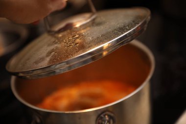 Mutfakta sıcak çorba ile pişirme kabı