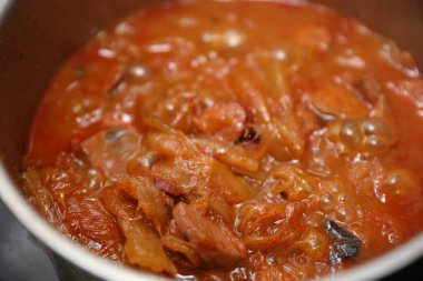 Az pişmiş sebzeli lezzetli bir güveç.