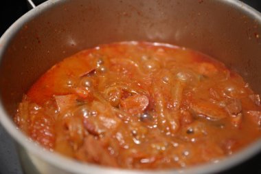 Bir yemeğin mutfak fotoğrafı.