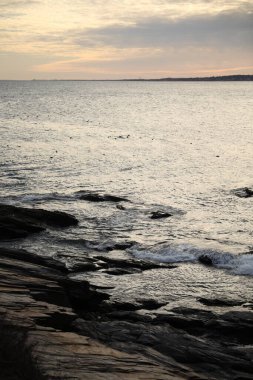 Okyanusta güzel bir günbatımının dikey çekimi