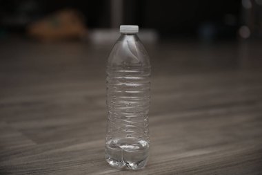 Masadaki plastik şişe.