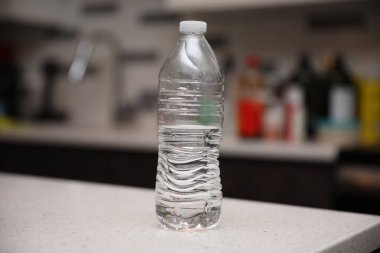 Su şişesi masanın üstünde.