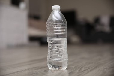 Arka planda su şişesi