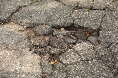 Çatlak asfalt yol dokusu arkaplanı, kapat