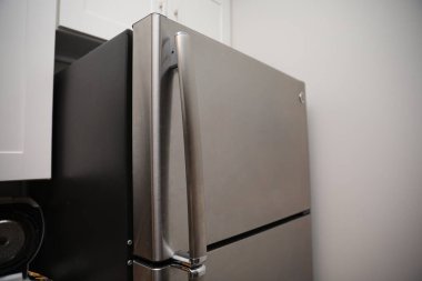 Beyaz metal fırını olan yeni modern buzdolabı, yakın plan.