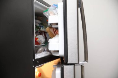 Buzdolabını yiyecekle aç, kapat.