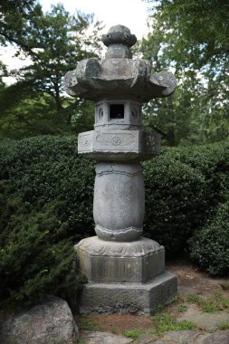 Bahçedeki taş heykel