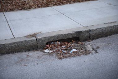 Şehirdeki eski paslı boru.