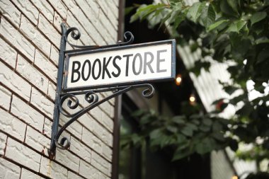 Sokak işaretleri kitapçıya giden yolu gösteriyor.