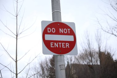 Caddedeki yol tabelası