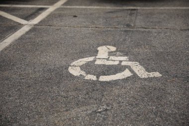 Şehirdeki yolda park tabelası