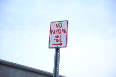 Sokakta park levhası yok..