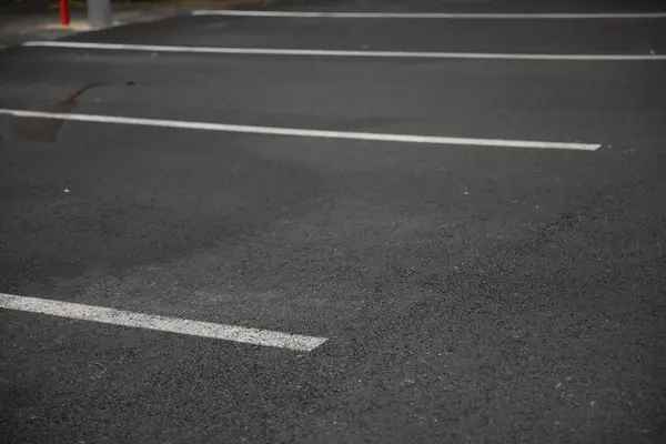 Beyaz arkaplanı olan boş park yeri