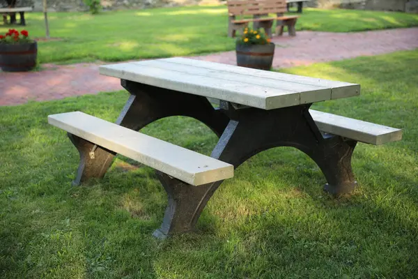 Çimlerin üstünde ahşap masa