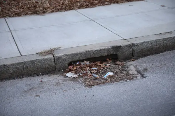 Şehirdeki eski paslı boru.