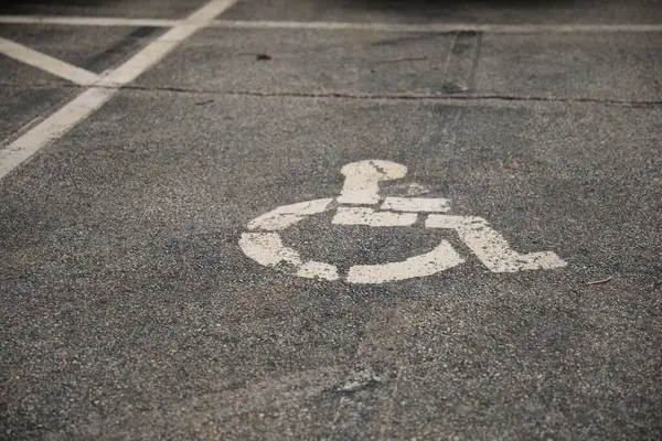 Şehirdeki yolda park tabelası