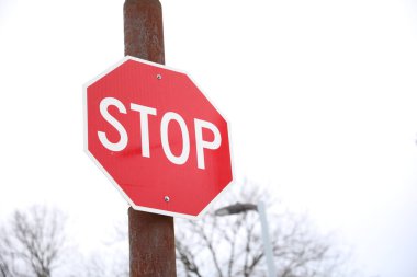 Caddedeki dur levhası