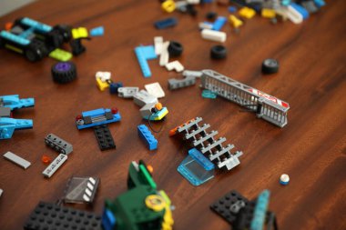 Farklı tip plastikleri olan oyuncak arabalar.