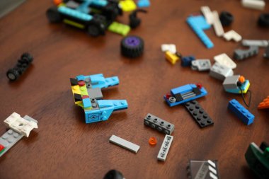 Renkli oyuncakların görünümünü kapat