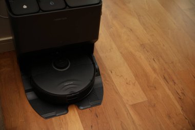 Oturma odasında elektrikli süpürge.