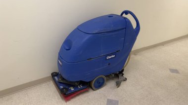 Elektrik süpürgesi yerde.