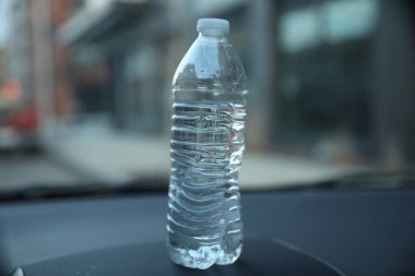 Penceredeki su şişesi.