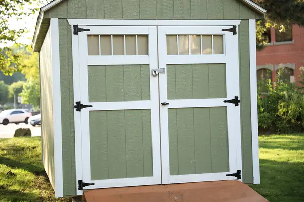 Beyaz duvarlı ahşap bir ev.