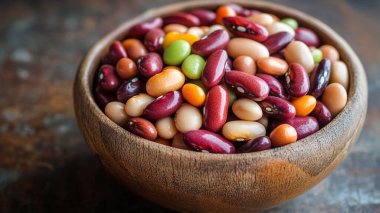 Kırsal ahşap arka planda seramik kasede kırmızı fasulye.