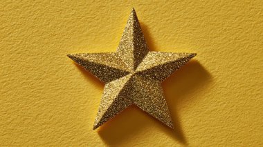 Sarı arka planda noel süslemesi, noel konsepti, düzlük