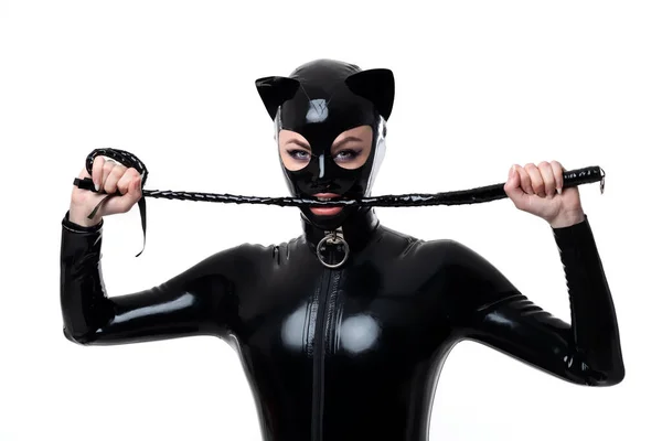 マスクと襟付きラテックス猫の美しい女性 — ストック写真
