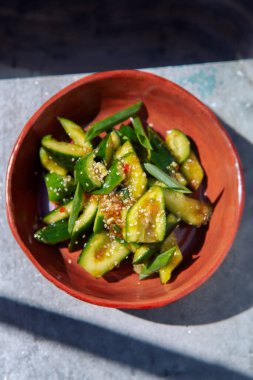 Kırsal bir klozette yenmiş salatalıklar, lezzetli ve geleneksel bir yaz atıştırmalığı..