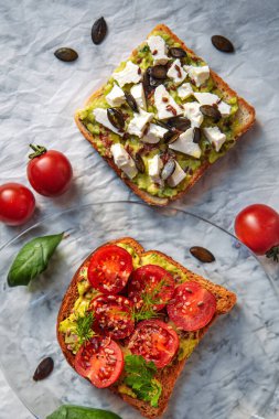 Kremalı guacamole, keskin feta peyniri ve vişneli domatesli tostun mükemmel kombinasyonunun tadını çıkar..