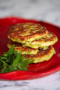 Altın kızartılmış kabak böreği aromatik otlarla süslenmiş, tadını çıkarmaya hazır..