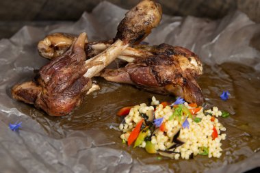 Garnitür olarak köfte ve kuzu budu.