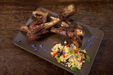 Garnitür olarak köfte ve kuzu budu.