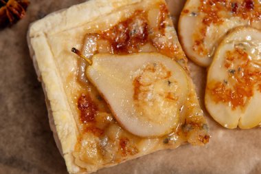 Kırsal bir armut ve Gorgonzola pastası kırsal bir armut kağıdında dinleniyor..